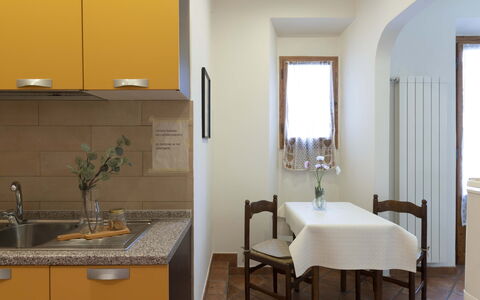 Vintage Apartment in Florence: Eigendom, Meubilair, Cabinetry, Gebouw, Interieur Ontwerp, Countertop, Geel, Tafel, Verdieping