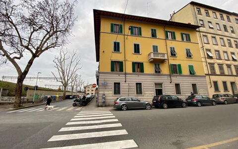 Vintage Apartment in Florence: Lucht, Wolk, Gebouw, Venster, Auto, Infrastructuur, Boom, Voertuig, Weg Oppervlak