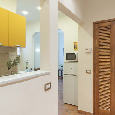 Vintage Apartment in Florence: Cabinetry, Gebouw, Kraan, Wastafel, Countertop, Deur, Interieur Ontwerp, Huis, Hout