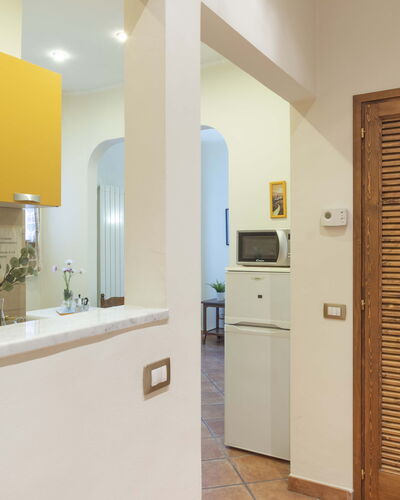 Vintage Apartment in Florence: Cabinetry, Gebouw, Kraan, Wastafel, Countertop, Deur, Interieur Ontwerp, Huis, Hout