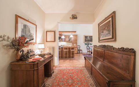 Duomo Suite: Fotolijst, Eigendom, Cabinetry, Tafel, Fabriek, Hout, Bloem, Interieur Ontwerp, Kamerplant, Lade