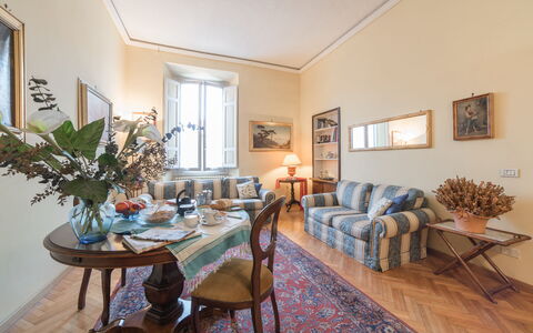 Duomo Suite: Tafel, Fotolijst, Meubilair, Eigendom, Fabriek, Venster, Azure, Bankstel, Hout, Interieur Ontwerp