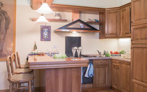 Duomo Suite: Meubilair, Eigendom, Cabinetry, Countertop, Gebouw, Hout, Verlichting, Interieur Ontwerp, Tafel, Verdieping