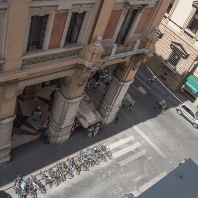 Duomo Suite: Venster, Gebouw, Stedelijk Ontwerp, Weg Oppervlak, Auto, Facade, Landmark, Weg, Stad, Voertuig