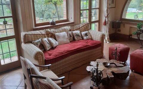 Villa Nibbiano: Meubilair, Bankstel, Eigendom, Venster, Tafel, Hout, Woonkamer, Textiel, Interieur Ontwerp, Comfort