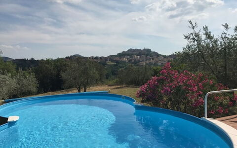 Villa Nibbiano: Water, Wolk, Lucht, Eigendom, Fabriek, Zwembad, Azure, Natuurlijk Landschap, Zwemwater