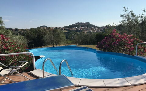 Villa Nibbiano: Water, Fabriek, Lucht, Zwembad, Azure, Buitenmeubels, Boom, Zwemwater, Vrije Tijd, Rechthoek