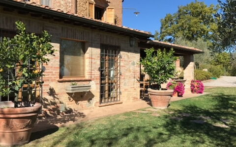 Villa Nibbiano: Fabriek, Gebouw, Venster, Eigendom, Lucht, Bloempot, Huis, Boom, Verblijf, Woongebied