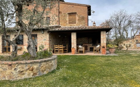 Villa Nibbiano: Fabriek, Lucht, Venster, Gebouw, Boom, Wolk, Land Lot, Hout, Gras, Huis