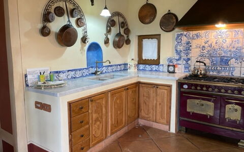 Villa Nibbiano: Cabinetry, Meubilair, Countertop, Keuken, Hout, Interieur Ontwerp, Lade, Flooring, Verdieping, Huishoudapparatuur