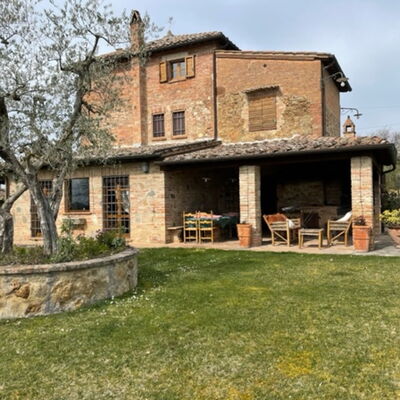 Villa Nibbiano: Fabriek, Lucht, Gebouw, Venster, Huis, Boom, Land Lot, Hout, Gras, Verblijf