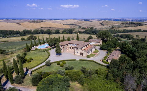 Villa Sulle Crete: Wolk, Fabriek, Lucht, Boom, Natuur, Land Lot, Landschap, Stedelijk Ontwerp, Landelijk Gebied, Plain