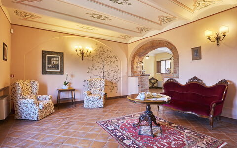 Villa Sulle Crete: Meubilair, Decoratie, Gebouw, Tafel, Fotolijst, Interieur Ontwerp, Verlichting, Woonkamer, Huis, Flooring