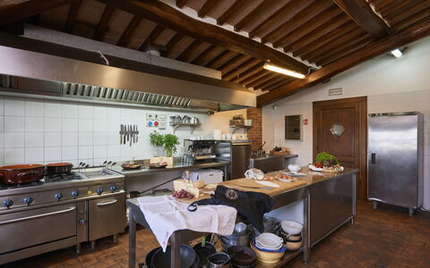 Villa Sulle Crete: Meubilair, Countertop, Cabinetry, Hout, Interieur Ontwerp, Toestel Van De Keuken, Gebouw, Keuken, Flooring, Tafel