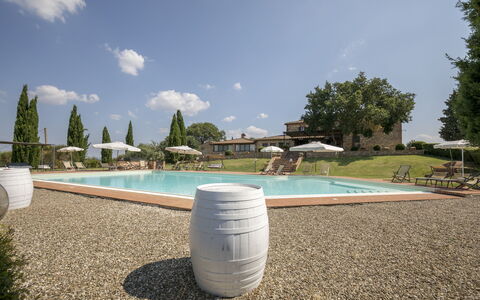 Villa Sulle Crete: Water, Lucht, Fabriek, Wolk, Watervoorraden, Dag, Zwembad, Boom, Land Lot, Gras