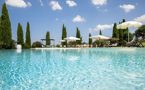 Villa Sulle Crete: Water, Wolk, Lucht, Eigendom, Azure, Fabriek, Boom, Zwembad, Vrije Tijd, Aqua