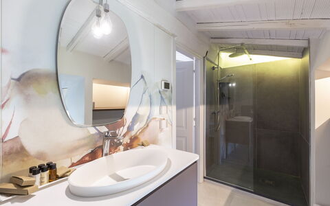 Villa Sulle Crete: Spiegel, Kraan, Loodgieterswerkinrichting, Wastafel, Eigendom, Gebouw, Wastafel In De Badkamer, Badkamer, Huis, Interieur Ontwerp