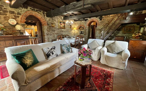 Villa Patrizia: Meubilair, Bankstel, Tafel, Gebouw, Interieur Ontwerp, Fotolijst, Woonkamer, Decoratie, Verdieping, Onroerend Goed