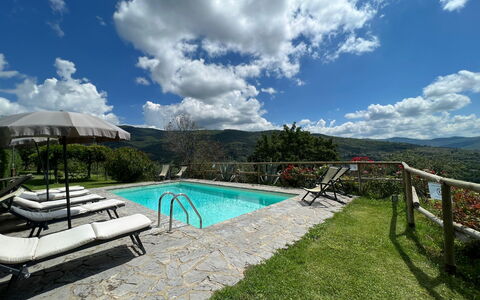 Villa Patrizia: Wolk, Water, Lucht, Zwembad, Boom, Buitenmeubels, Vrije Tijd, Ligstoel, Fabriek, Schaduw