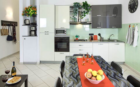 Apartment Fernanda 2 - Levanto: Voedsel, Eigendom, Countertop, Cabinetry, Keuken, Toestel Van De Keuken, Interieur Ontwerp, Huishoudapparatuur, Tableware, Oranje