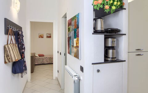 Apartment Fernanda 2 - Levanto: Eigendom, Wit, Interieur Ontwerp, Plank, Stellingen, Muur, Gas, Bloem, Flooring, Hout