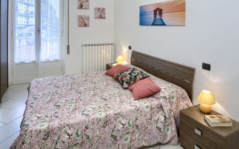 Apartment Fernanda 2 - Levanto: Meubilair, Eigendom, Venster, Comfort, Hout, Textiel, Interieur Ontwerp, Architectuur, Verdieping, Gebouw