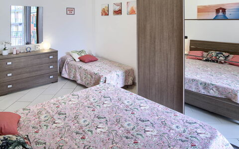 Apartment Fernanda 2 - Levanto: Meubilair, Eigendom, Comfort, Cabinetry, Textiel, Hout, Interieur Ontwerp, Verdieping, Flooring, Bed Frame