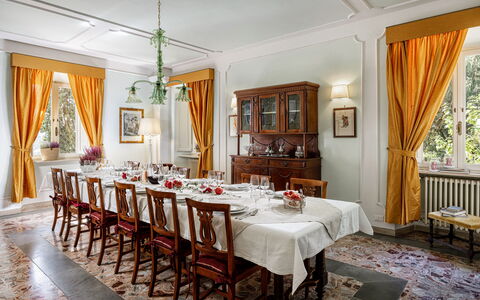 Villa Staggia: Meubilair, Interieur Ontwerp, Tafel, Stoel, Plafond, Textiel, Verlichting, Flooring, Eetkamer, Kamer