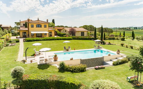 Villa Dei Ciliegi: Wolk, Fabriek, Lucht, Gebouw, Zwembad, Water, Boom, Land Lot, Gras, Vrije Tijd