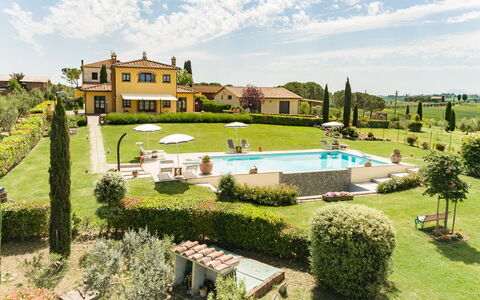 Villa Dei Ciliegi: Wolk, Fabriek, Lucht, Eigendom, Gebouw, Groen, Boom, Land Lot, Stedelijk Ontwerp, Gras