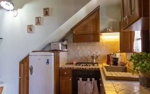 Villa Dei Ciliegi: Countertop, Cabinetry, Eigendom, Fabriek, Keuken, Fornuis, Hout, Gasfornuis, Bloempot, Interieur Ontwerp