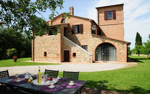 Casale Chieteno: Fabriek, Eigendom, Meubilair, Lucht, Tafel, Gebouw, Venster, Boom, Stoel, Tableware