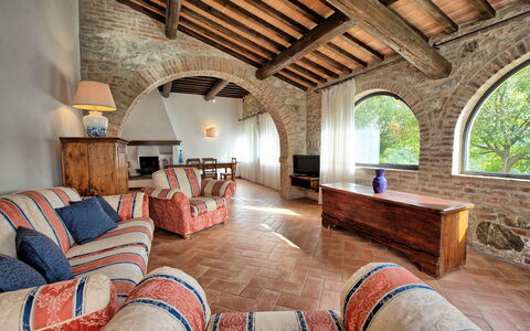 Casale Chieteno: Tafel, Meubilair, Bankstel, Gebouw, Hout, Venster, Comfort, Interieur Ontwerp, Woonkamer, Verdieping