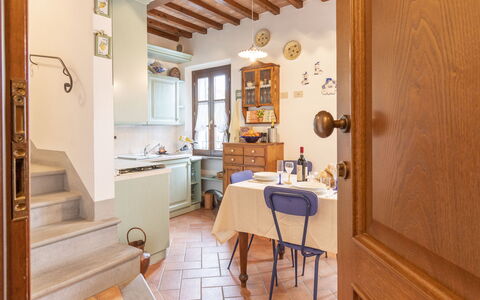 Il Borgo Apartment: Tafel, Meubilair, Cabinetry, Hout, Interieur Ontwerp, Countertop, Stoel, Deur, Verdieping, Keuken