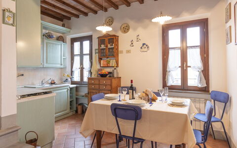 Il Borgo Apartment: Meubilair, Tafel, Eigendom, Cabinetry, Venster, Stoel, Hout, Interieur Ontwerp, Countertop