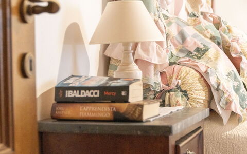 Il Borgo Apartment: Product, Hout, Interieur Ontwerp, Lamp, Lade, Woonkamer, Comfort, Stellingen, Hardwood, Nachtkastje