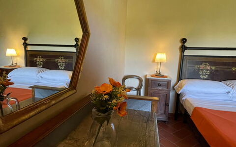 Podere La Sterza: Meubilair, Spiegel, Comfort, Bloem, Gebouw, Verlichting, Bed Frame, Lamp, Interieur Ontwerp, Verdieping