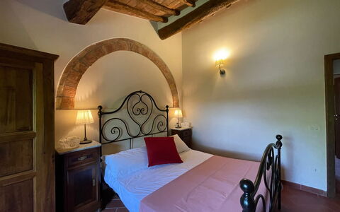 Podere La Sterza: Meubilair, Eigendom, Comfort, Hout, Bed Frame, Verlichting, Gebouw, Interieur Ontwerp, Architectuur, Cabinetry