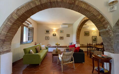 Podere La Sterza: Meubilair, Tafel, Bankstel, Fotolijst, Fabriek, Stoel, Kamerplant, Woonkamer, Comfort, Interieur Ontwerp