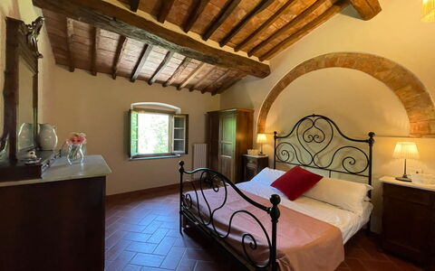 Podere La Sterza: Eigendom, Meubilair, Gebouw, Comfort, Hout, Venster, Interieur Ontwerp, Verlichting, Architectuur, Verdieping