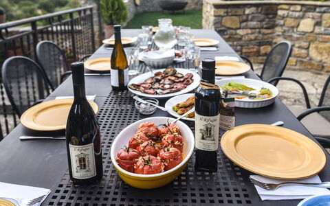 Casale Montanare: Voedsel, Tafel, Tableware, Meubilair, Fles, Stoel, Bord, Wijnglas, Ingrediënt