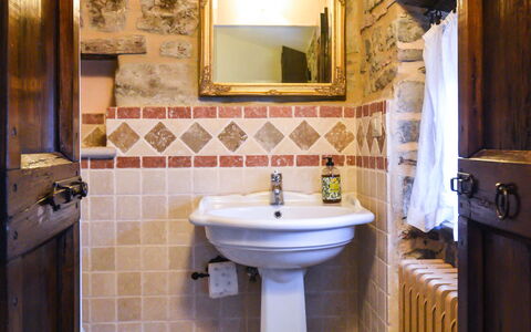 Casale Montanare: Spiegel, Kraan, Wastafel, Loodgieterswerkinrichting, Wastafel In De Badkamer, Badkamer, Gebouw, Purper, Cabinetry, Hout