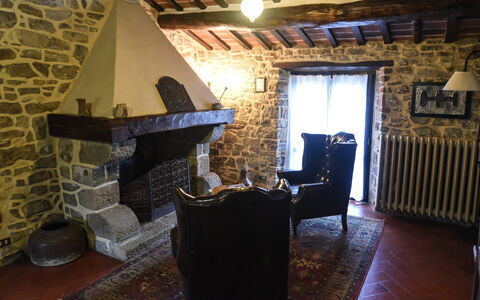 Casale Montanare: Gebouw, Venster, Hout, Interieur Ontwerp, Tafel, Verdieping, Woonkamer, Flooring, Muur, Stoel