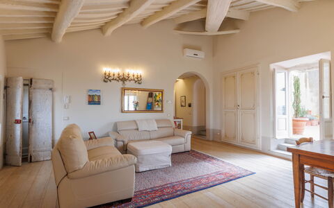 La Terrazza Sulla Valle: Meubilair, Eigendom, Fotolijst, Bankstel, Tafel, Hout, Interieur Ontwerp, Kamerplant, Hal, Gebouw