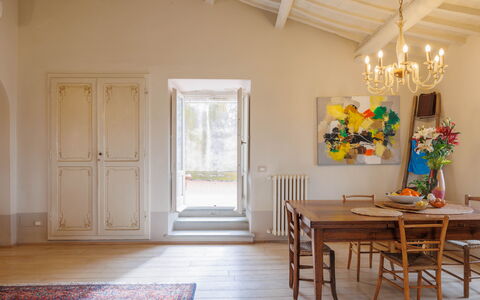 La Terrazza Sulla Valle: Gebouw, Deur, Tafel, Hout, Interieur Ontwerp, Architectuur, Venster, Huis, Flooring, Verdieping