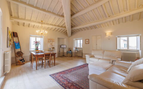 La Terrazza Sulla Valle: Meubilair, Tafel, Eigendom, Fotolijst, Hout, Interieur Ontwerp, Stoel, Bankstel, Verdieping, Flooring