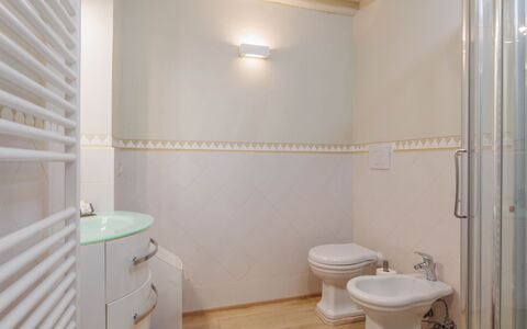 La Terrazza Sulla Valle: Loodgieterswerkinrichting, Cabinetry, Toilet, Gebouw, Badkamer, Hout, Verlichting, Huis, Interieur Ontwerp, Flooring