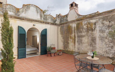 La Terrazza Sulla Valle: Meubilair, Wolk, Tafel, Gebouw, Fabriek, Lucht, Interieur Ontwerp, Buitenmeubels, Onroerend Goed, Buitentafel