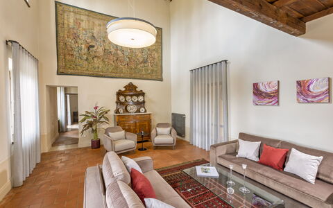 Villa Pianoia: Fotolijst, Eigendom, Meubilair, Bankstel, Comfort, Hout, Woonkamer, Interieur Ontwerp, Verlichting, Architectuur