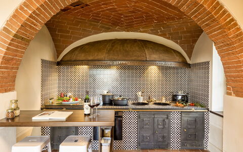 Villa Pianoia: Countertop, Hout, Cabinetry, Fornuis, Flooring, Keuken, Verdieping, Interieur Ontwerp, Tafel, Toestel Van De Keuken